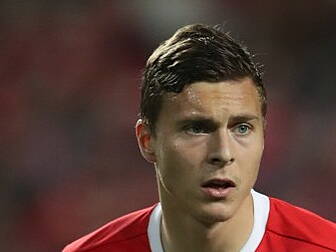Manchester United agree deal t...